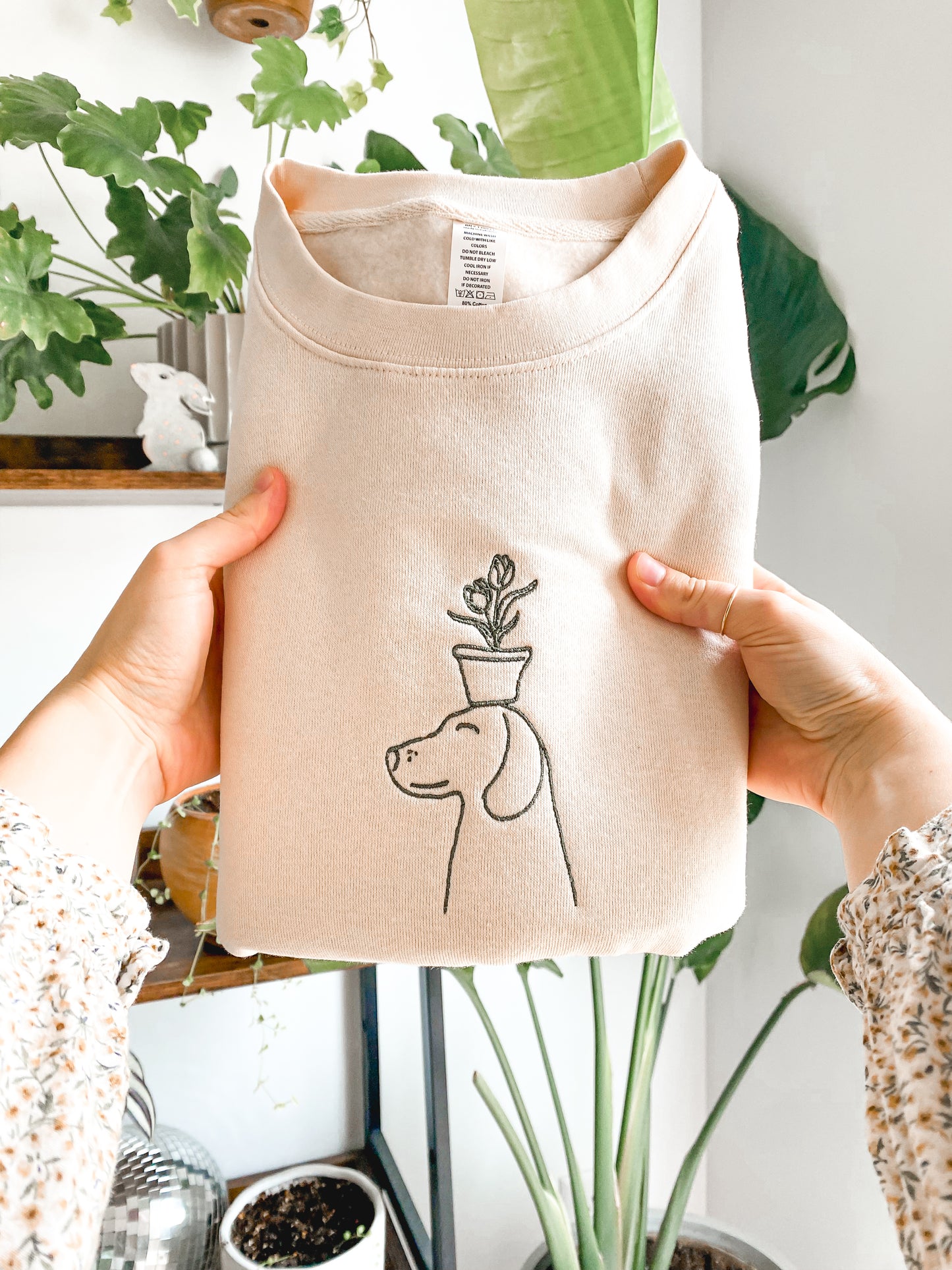 𝐷𝑜𝑔 𝑤𝑖𝑡ℎ 𝑃𝑙𝑎𝑛𝑡 𝐸𝑚𝑏𝑟𝑜𝑖𝑑𝑒𝑟𝑒𝑑 𝐶𝑟𝑒𝑤