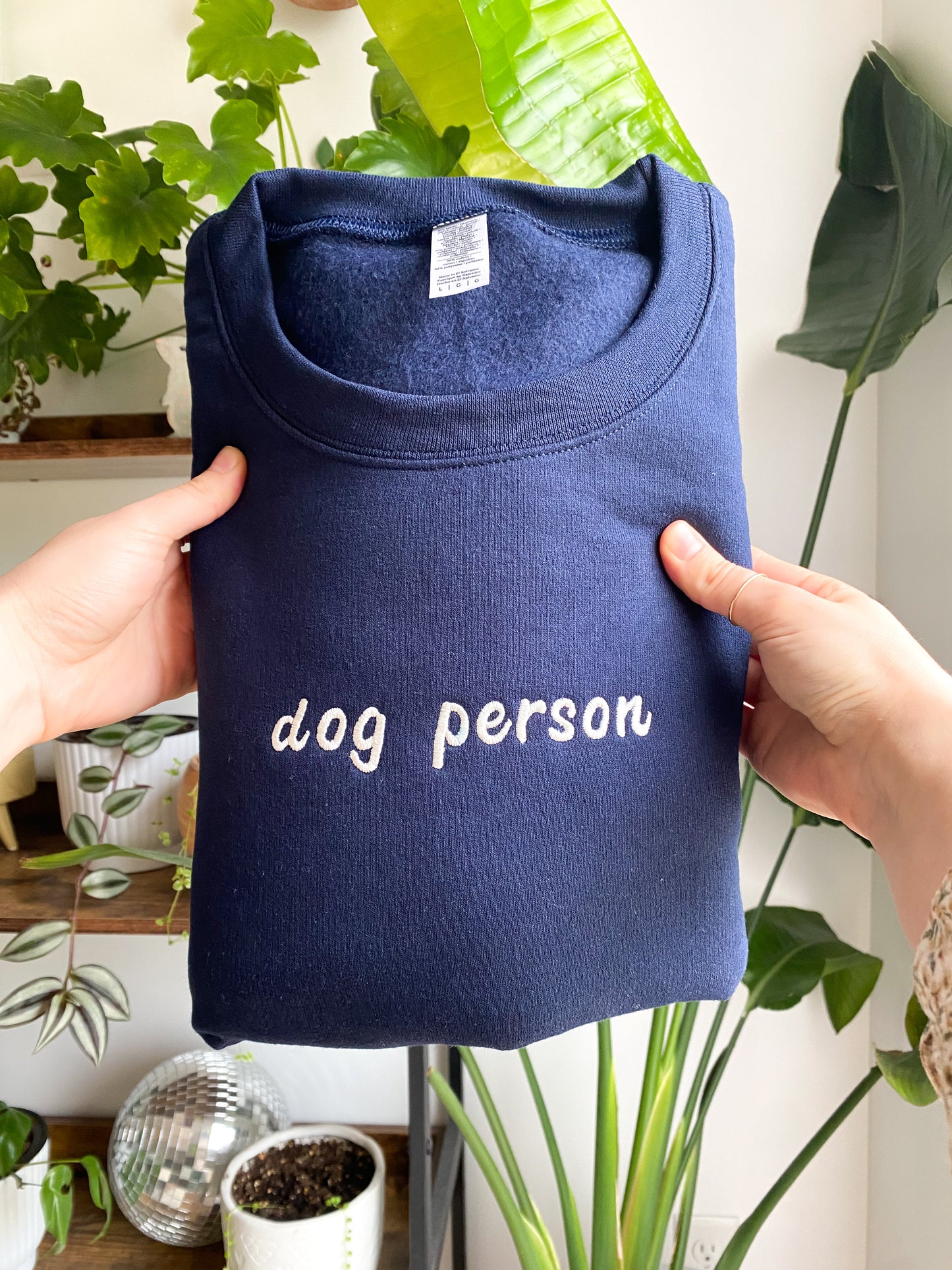 𝐷𝑜𝑔 𝑃𝑒𝑟𝑠𝑜𝑛 𝐸𝑚𝑏𝑟𝑜𝑖𝑑𝑒𝑟𝑒𝑑 𝐶𝑟𝑒𝑤