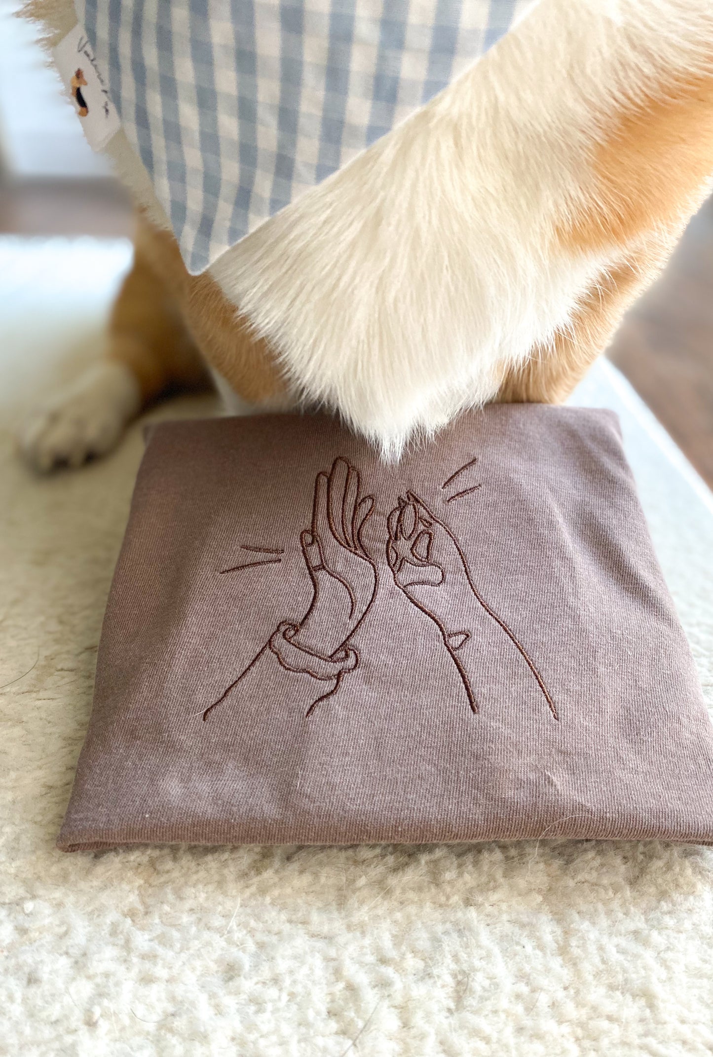 𝑃𝑎𝑤 𝐹𝑖𝑣𝑒 𝐸𝑚𝑏𝑟𝑜𝑖𝑑𝑒𝑟𝑒𝑑 𝑇𝑒𝑒