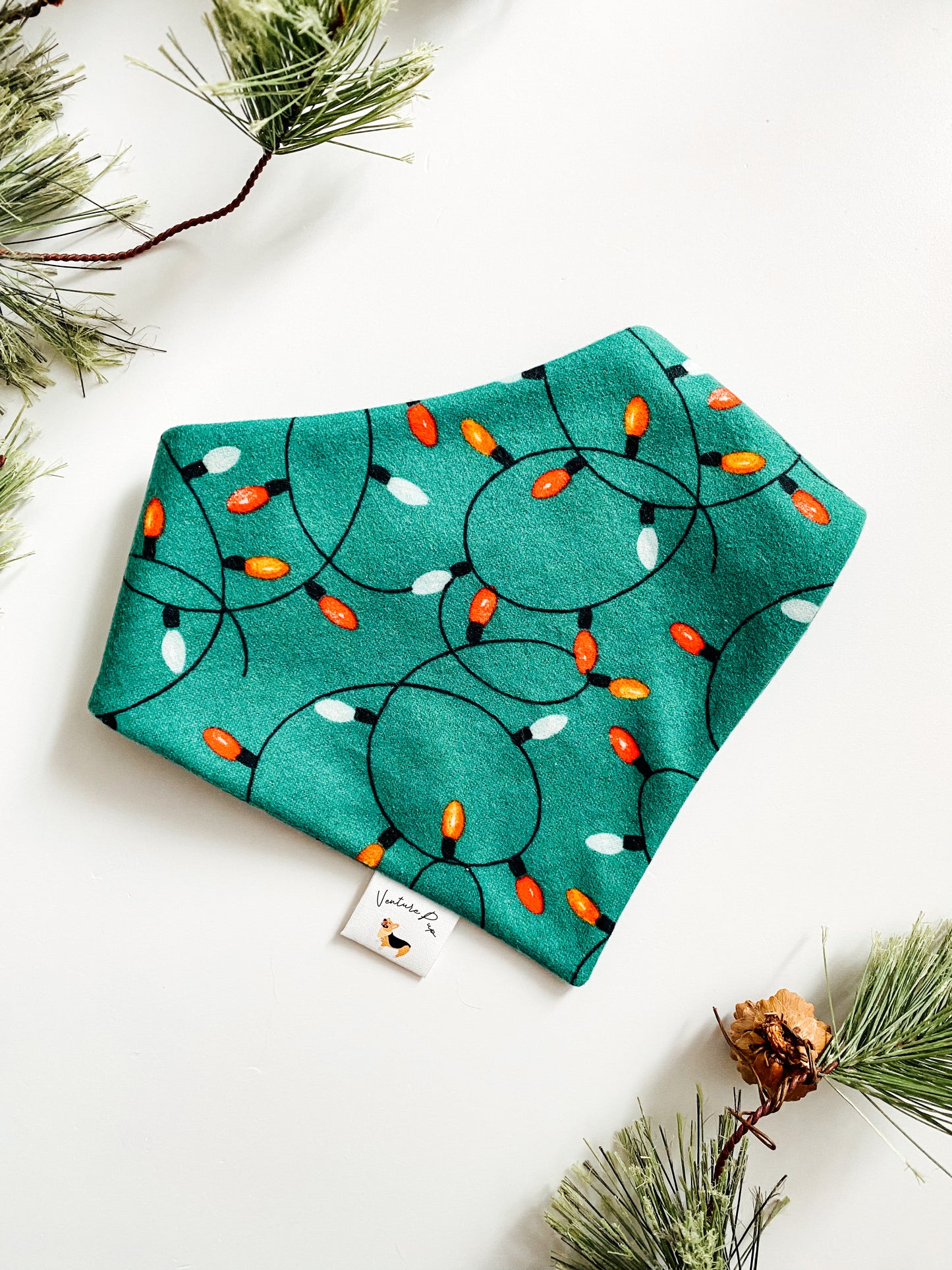 𝐻𝑜𝑙𝑖𝑑𝑎𝑦 𝐿𝑖𝑔ℎ𝑡𝑠 𝐹𝑙𝑎𝑛𝑛𝑒𝑙 𝐷𝑜𝑔 𝐵𝑎𝑛𝑑𝑎𝑛𝑎